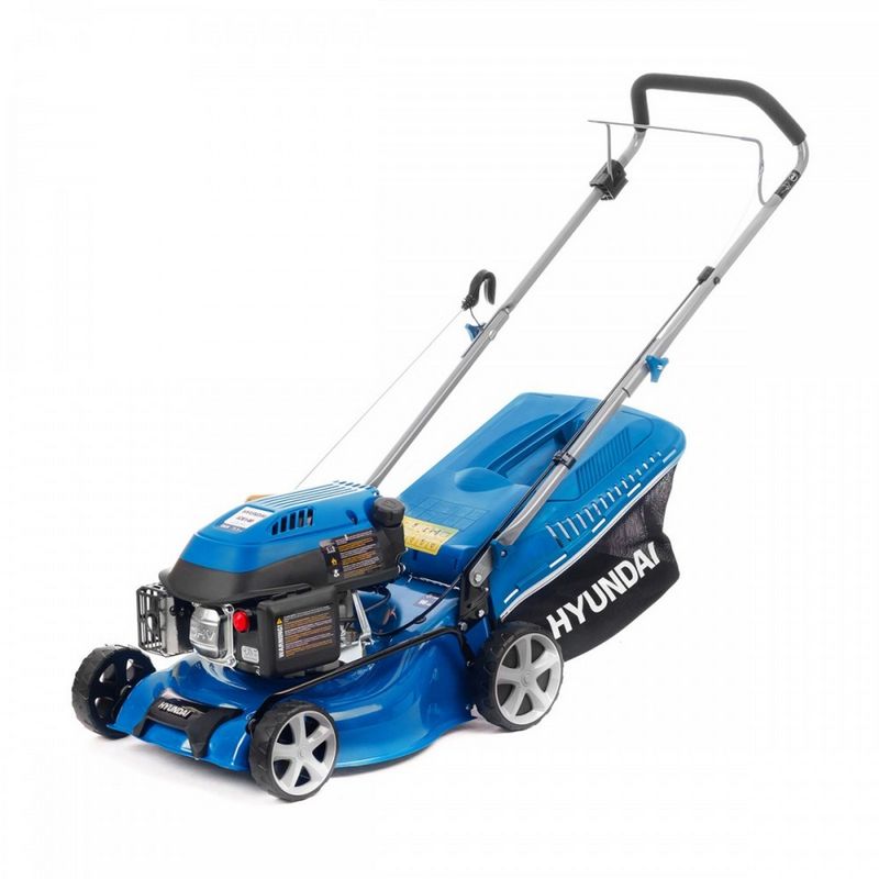 Какую газонокосилку выбрать: важные характеристики